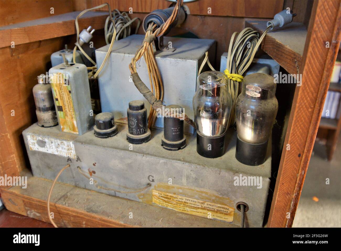 Gespendete und gerettete Gegenstände für den Wiederverkauf für Retro-Gebäude und Sammler, die qualitativ hochwertige und altersgewollte Gegenstände wünschen, können selten sein, die vom Unternehmen verkauft werden Stockfoto