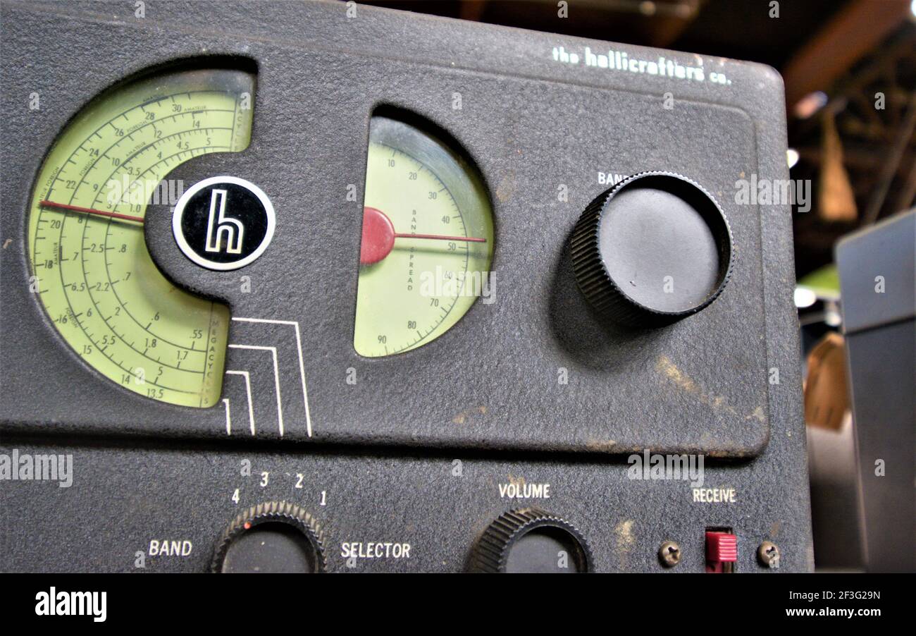 Gespendete und gerettete Gegenstände für den Wiederverkauf für Retro-Gebäude und Sammler, die qualitativ hochwertige und altersgewollte Gegenstände wünschen, können selten sein, die vom Unternehmen verkauft werden Stockfoto