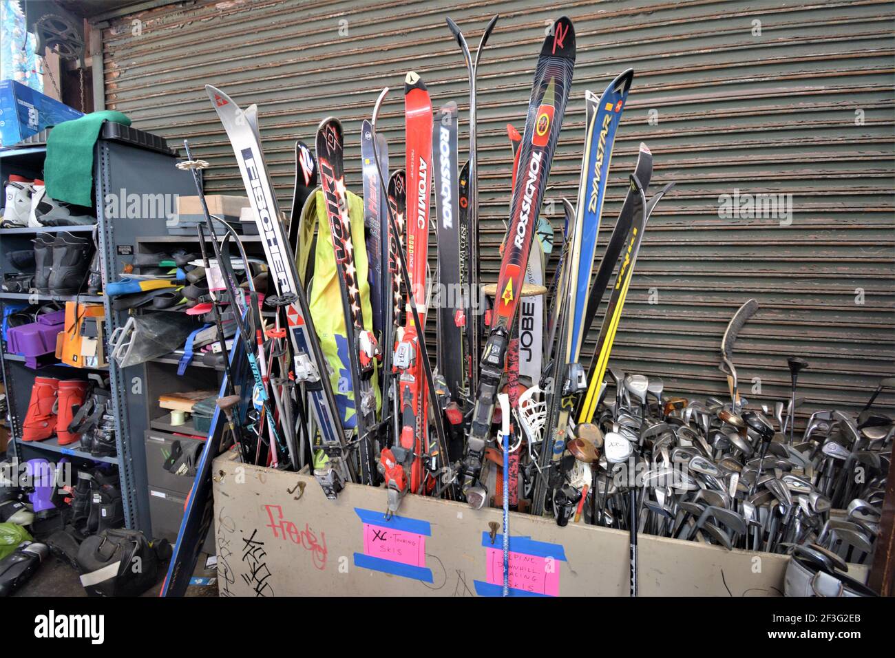 Gespendete und gerettete Gegenstände für den Wiederverkauf für Retro-Gebäude und Sammler, die qualitativ hochwertige und altersgewollte Gegenstände wünschen, können selten sein, die vom Unternehmen verkauft werden Stockfoto