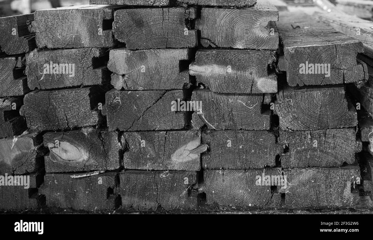 Nahaufnahme von gestapeltem, zurückgewonnenen Holz Stockfoto