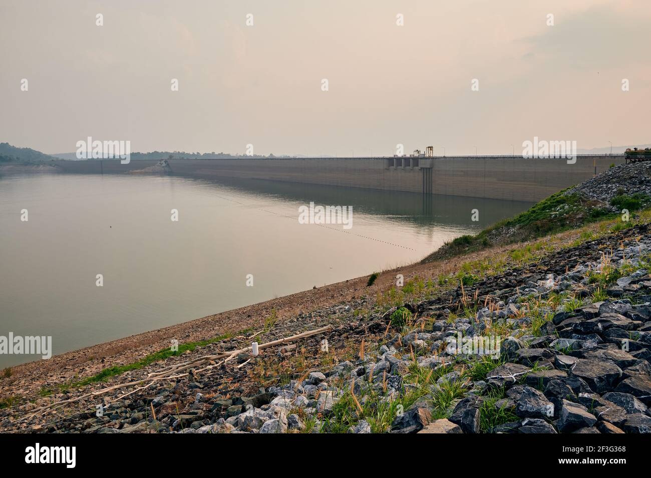 Die Landschaft im Khun Dan Prakan Chon Dam, Nakorn Nayok Provinz, Thailand Stockfoto