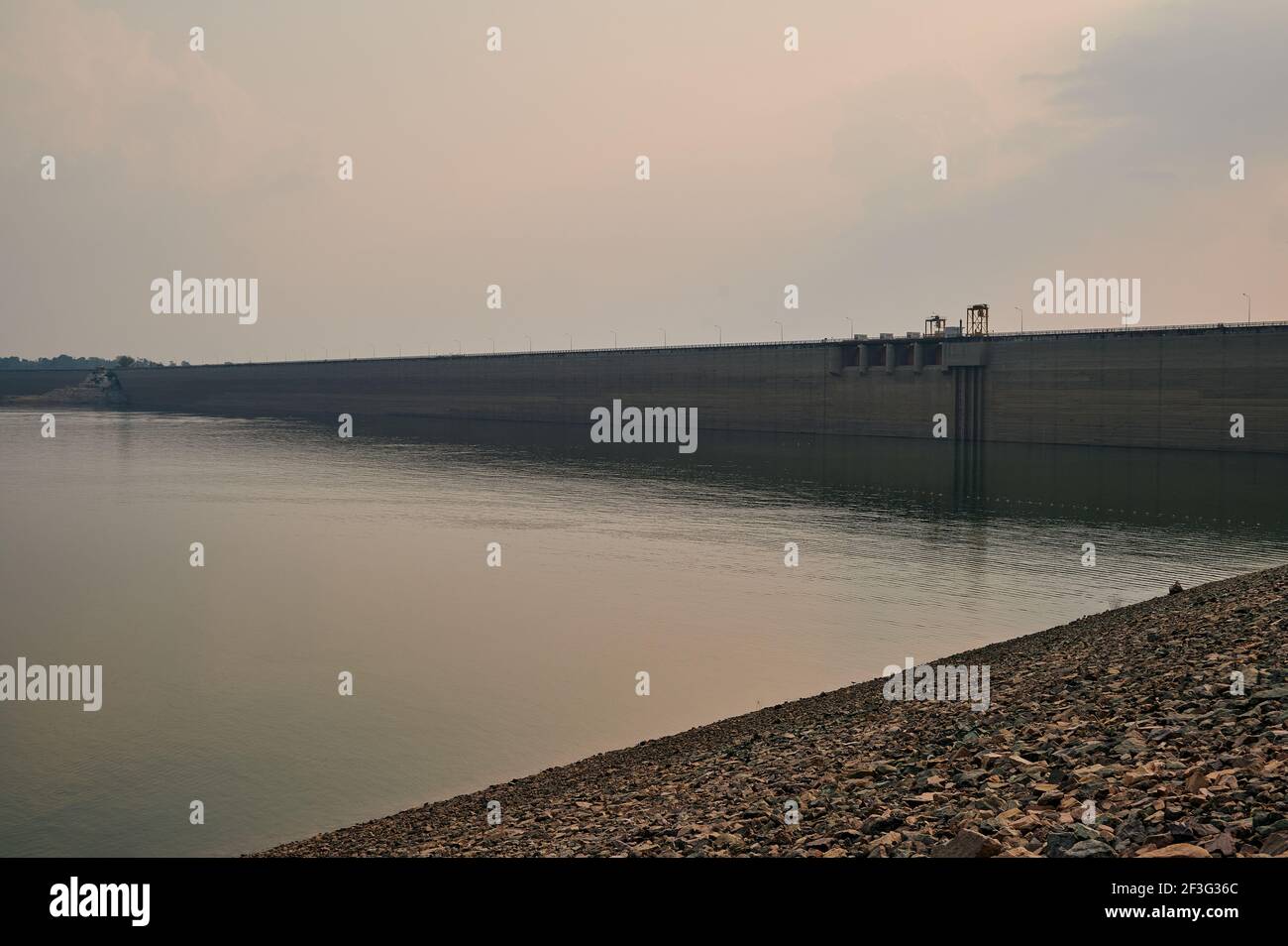 Die Landschaft im Khun Dan Prakan Chon Dam, Nakorn Nayok Provinz, Thailand Stockfoto