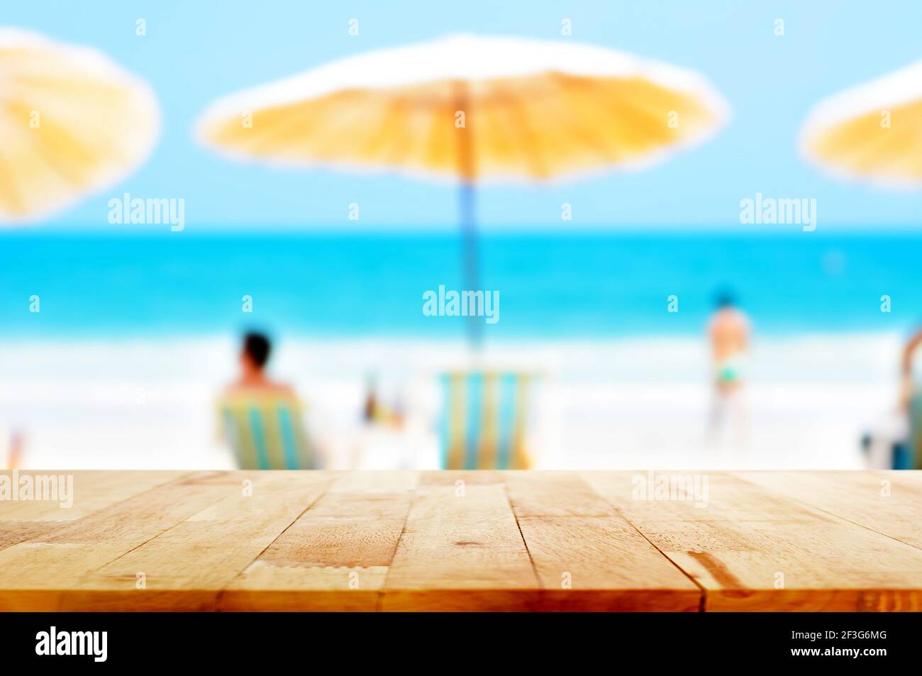 Holztischplatte auf verschwommenem Strand Hintergrund - kann sein Wird zur Montage oder Anzeige Ihrer Produkte verwendet Stockfoto