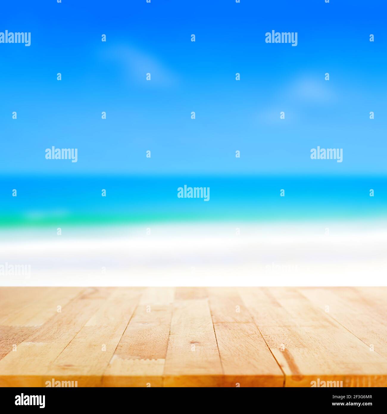 Holztischplatte auf verschwommenem Strand Hintergrund, Sommer-Konzept - kann für die Anzeige oder Montage Ihrer Produkte verwendet werden Stockfoto