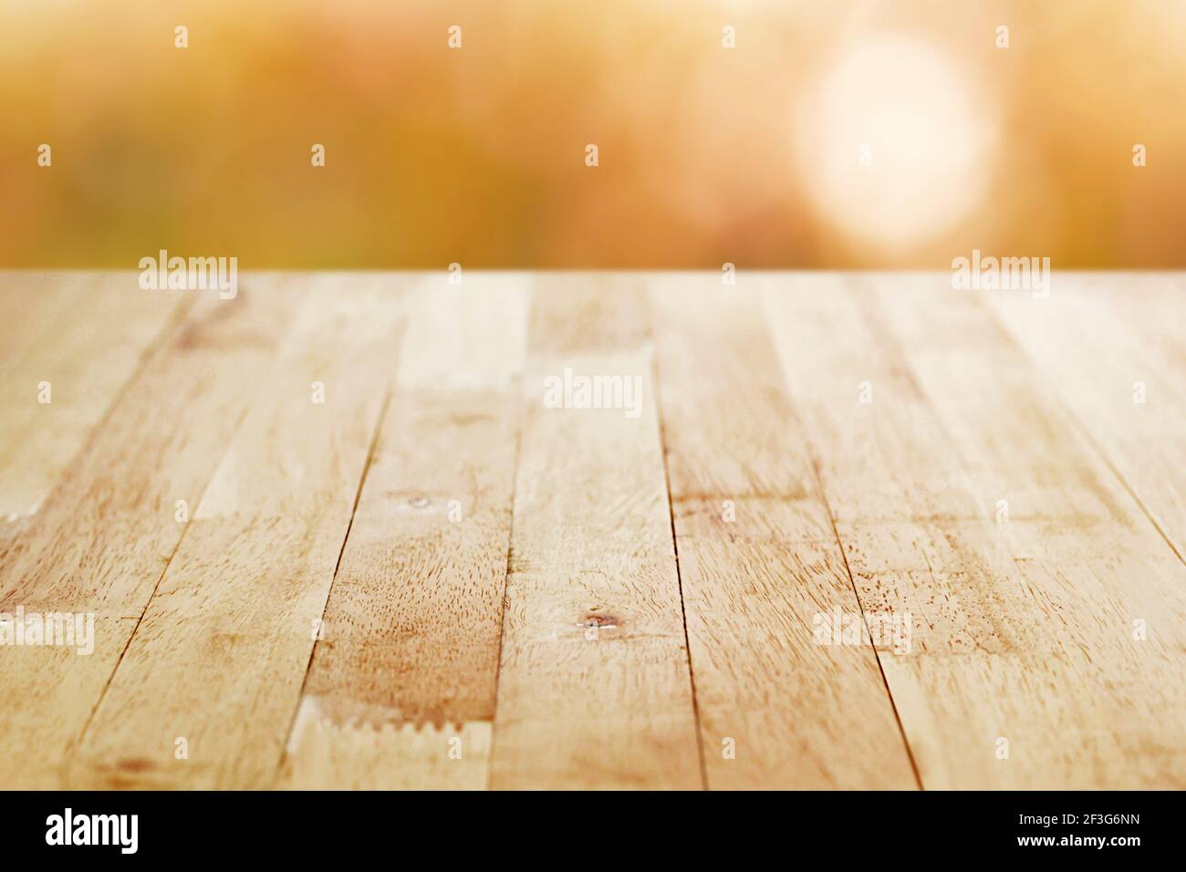 Holztischplatte auf braunem Bokeh Hintergrund - kann sein Wird zur Montage oder Anzeige Ihrer Produkte verwendet Stockfoto