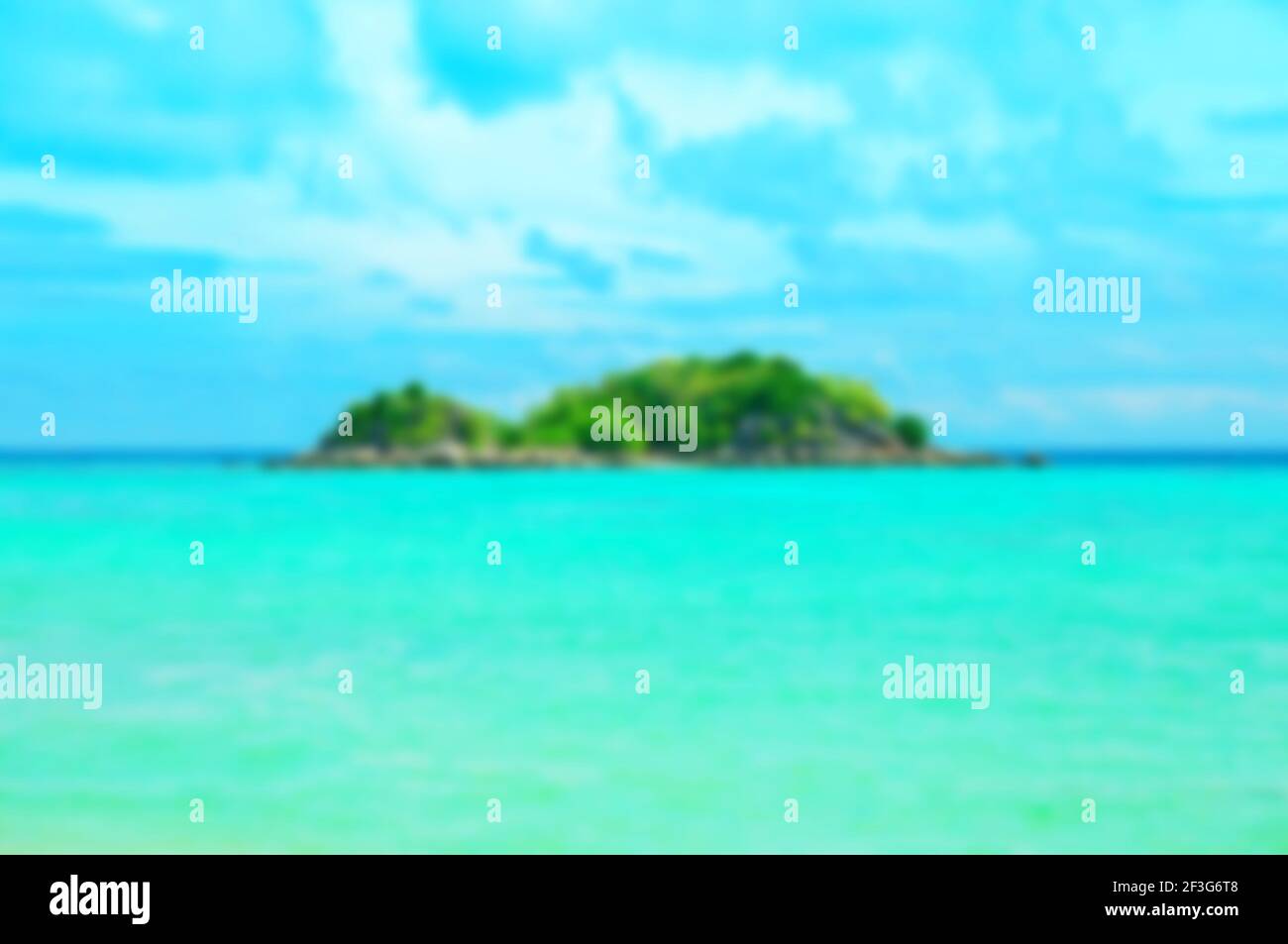 Verschwommene Insel im Meer kann als Hintergrund verwendet werden Stockfoto