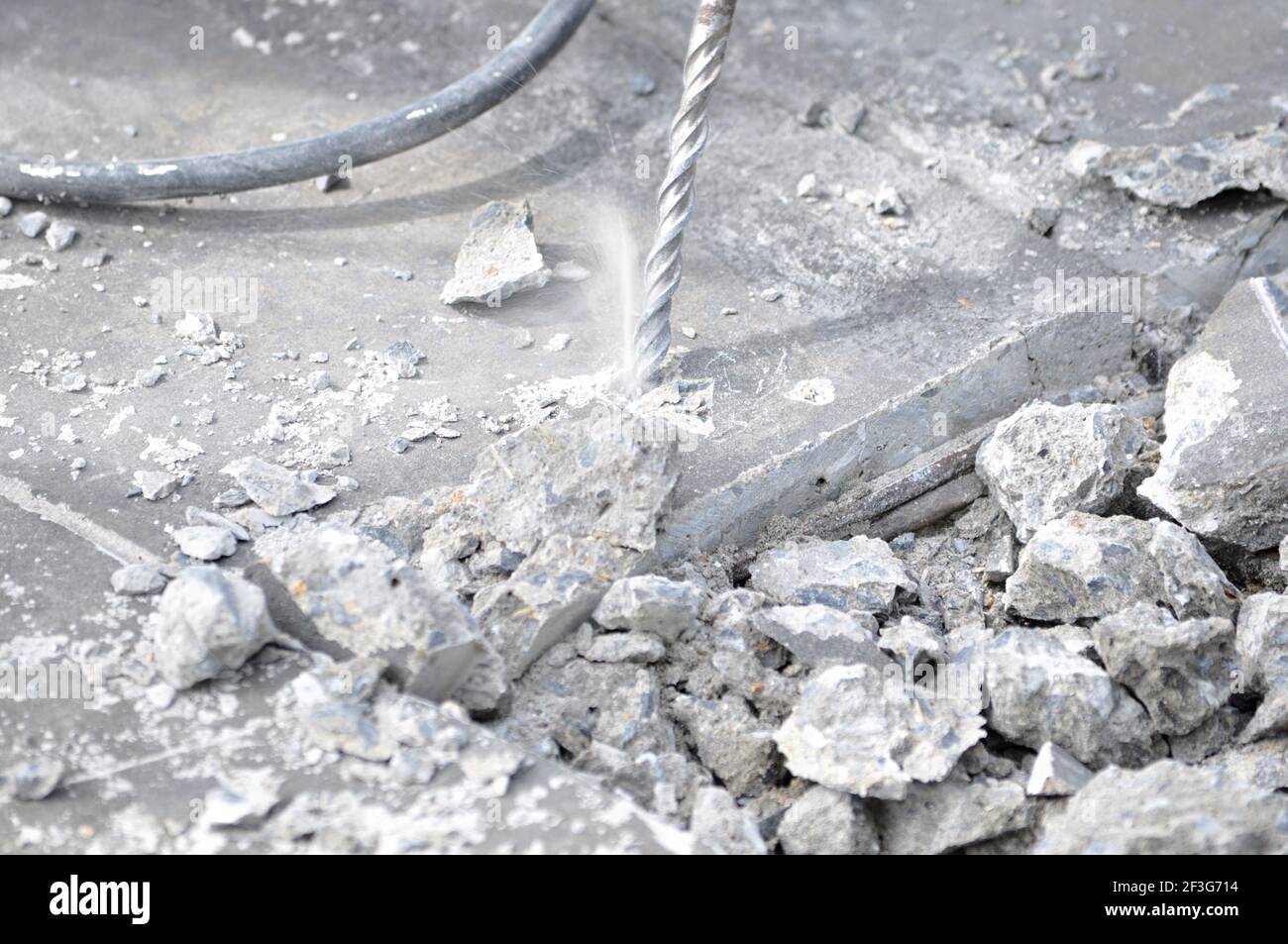 Bohrmaschine bricht Betonboden Stockfoto