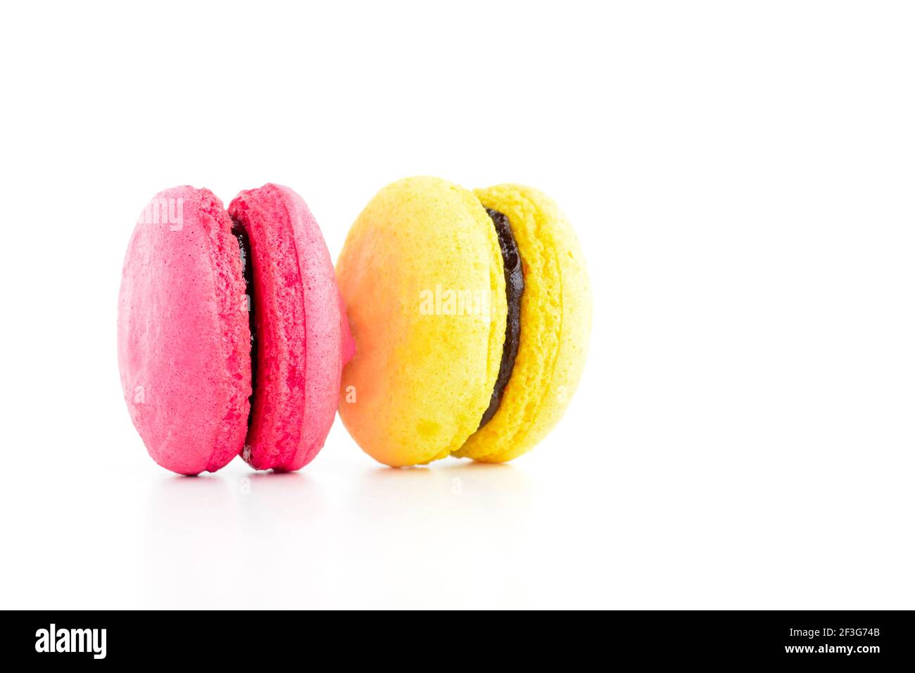 Bunte Macarons, Französisch süß, isoliert auf weißem Hintergrund Stockfoto