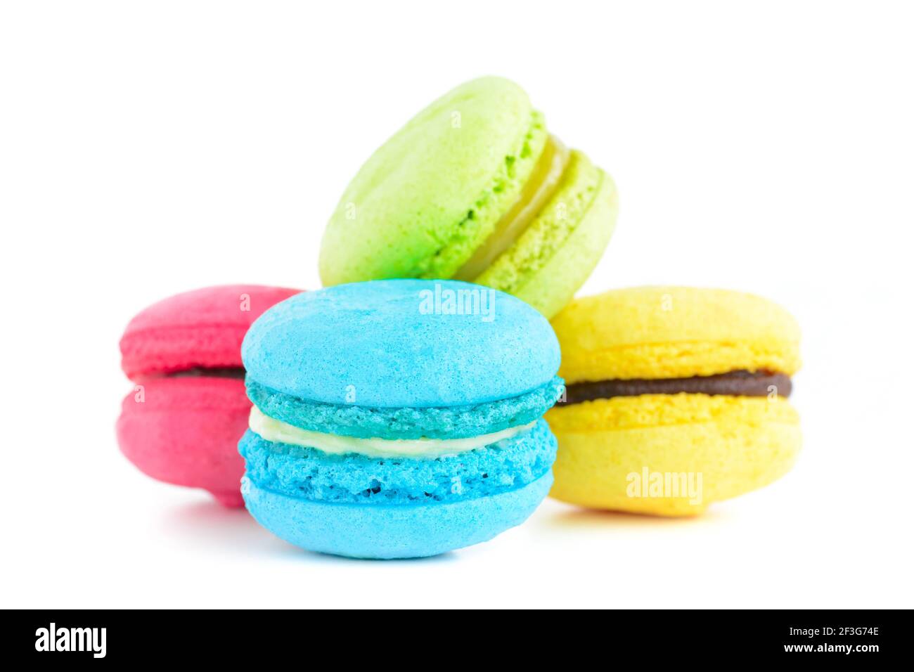 Bunte Macarons, Französisch süß, isoliert auf weißem Hintergrund Stockfoto
