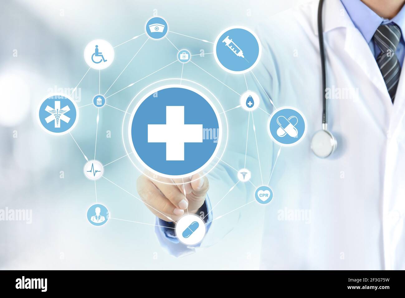 Arzt Hand berührt erste Hilfe Zeichen auf dem virtuellen Bildschirm - Gesundheitswesen und medizinische Konzepte Stockfoto