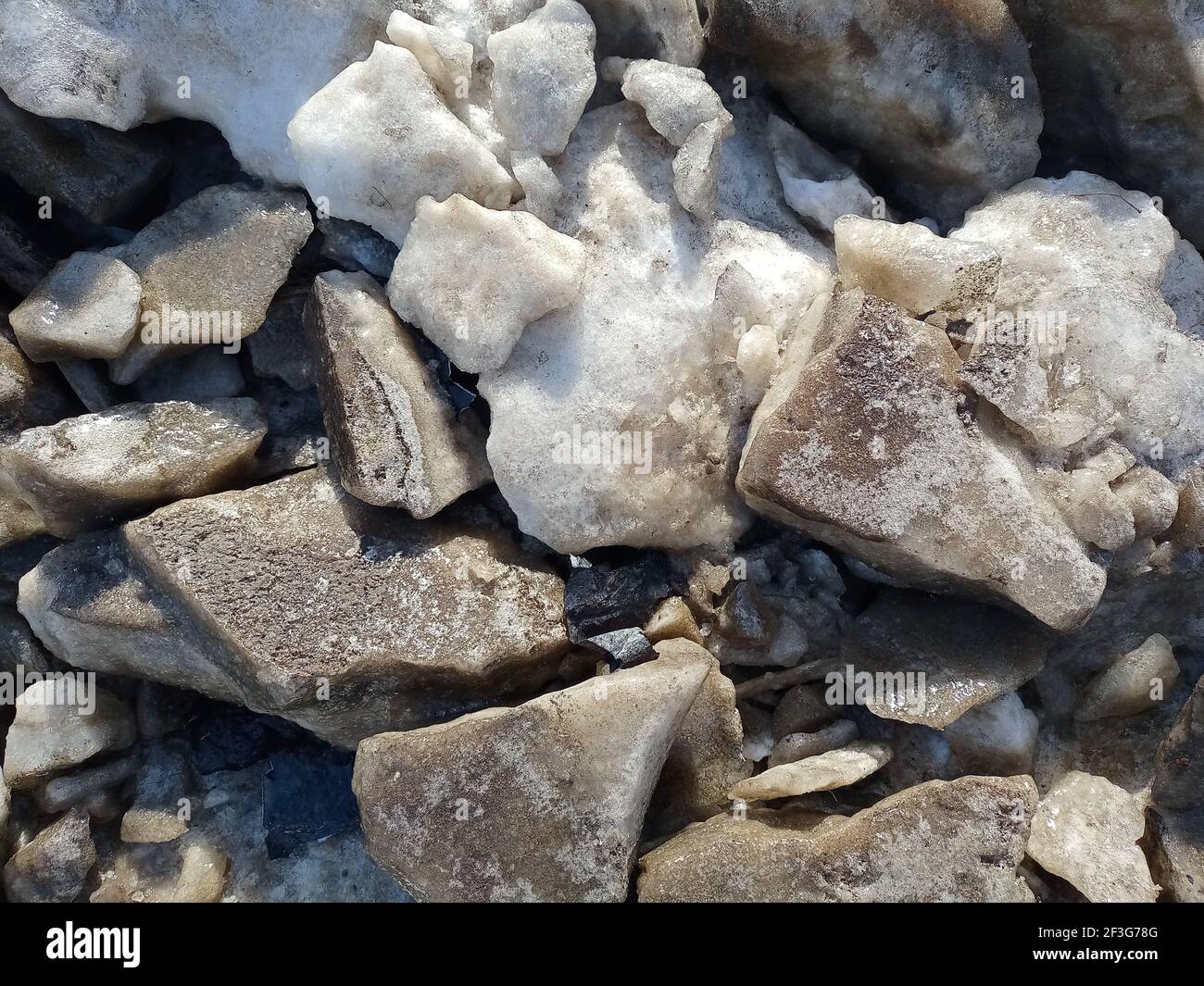 Schwarze Eisbrocken werden in Stücke gebrochen. Globale Erwärmung des Planeten. Schmelzende Gletscher. Stockfoto