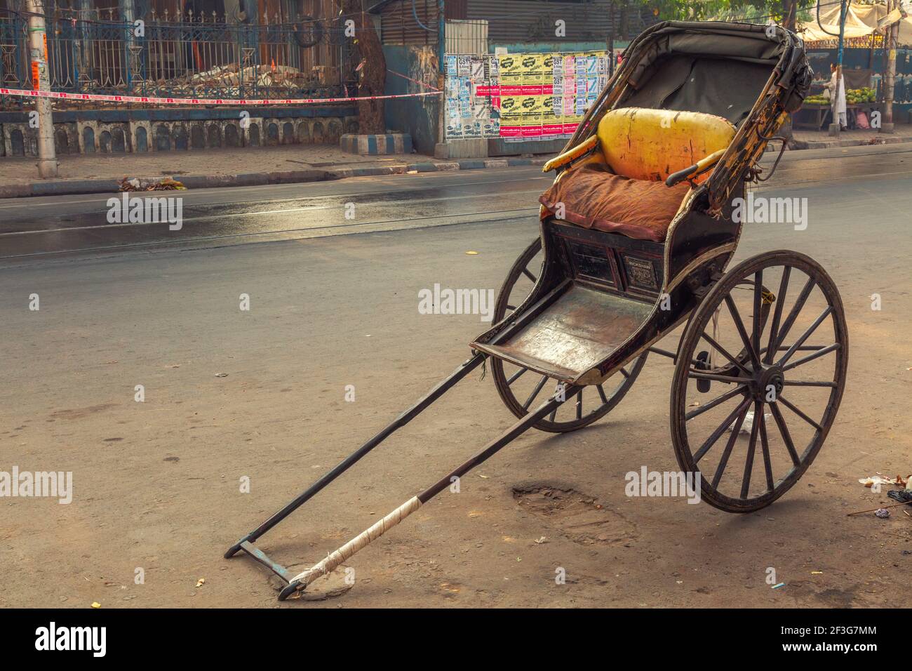 Handgezeichnete Rikscha ein Vintage-Transportmittel auf der Stadtstraße in Kalkutta, Indien Stockfoto