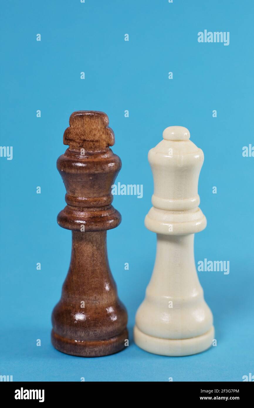 Eine Königin und ein König der gegnerischen Seiten eines Schachbretts. Stockfoto