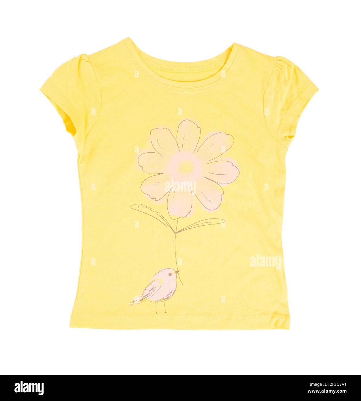 Gelbes Baumwoll-T-Shirt mit Blumen und Vogel. Isoliert auf weißem Hintergrund. Stockfoto