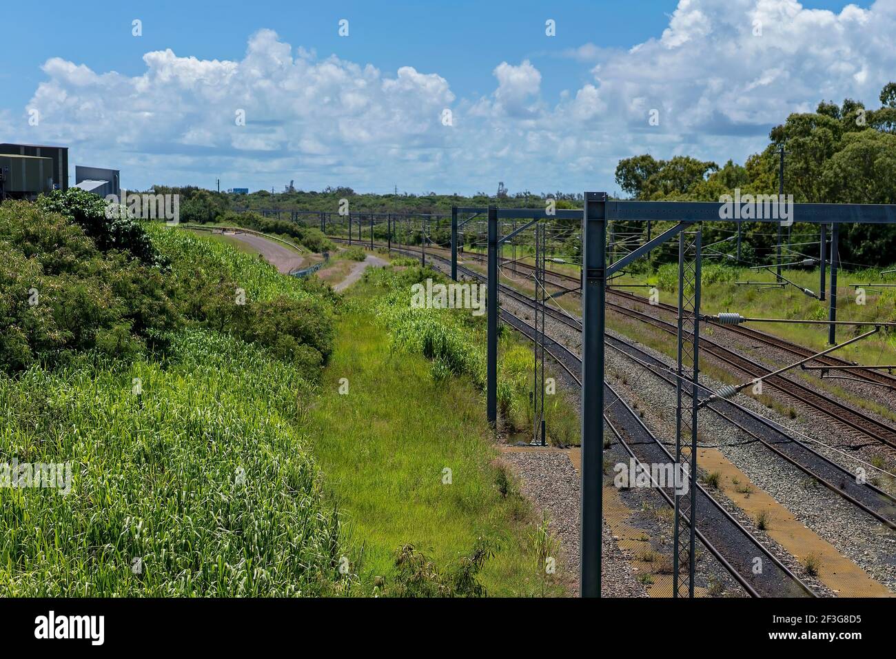 Mackay, Queensland, Australien - März 2021: Elektrische Bahnlinien für den Transport von Großkohle zum Hafen für die Verladung auf Schiffe Stockfoto