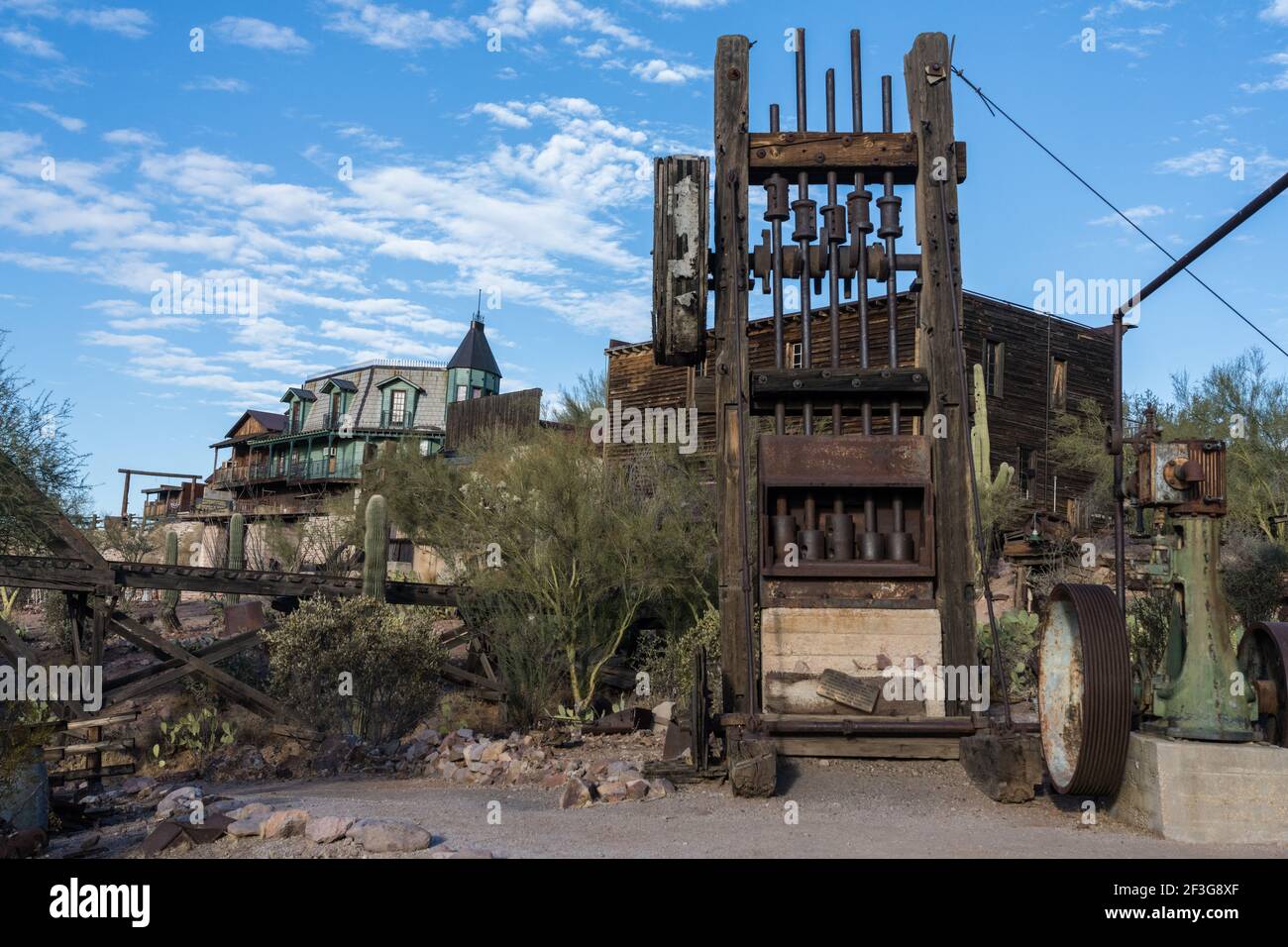 Eine authentische fünf-Stempel-Mühle zum Zerkleinern von Erz aus dem 19. Jahrhundert in der alten Bergbau-Geisterstadt Goldfield, Arizona. Stockfoto