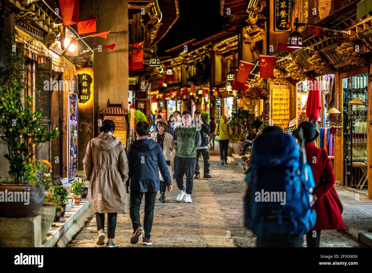 Shangrila China , 8. Oktober 2020 : Chinesische Touristen in der Fußgängerzone Einkaufsstraße Dukezong Altstadt beleuchtet in der Nacht in Shangri-La Yunnan C Stockfoto