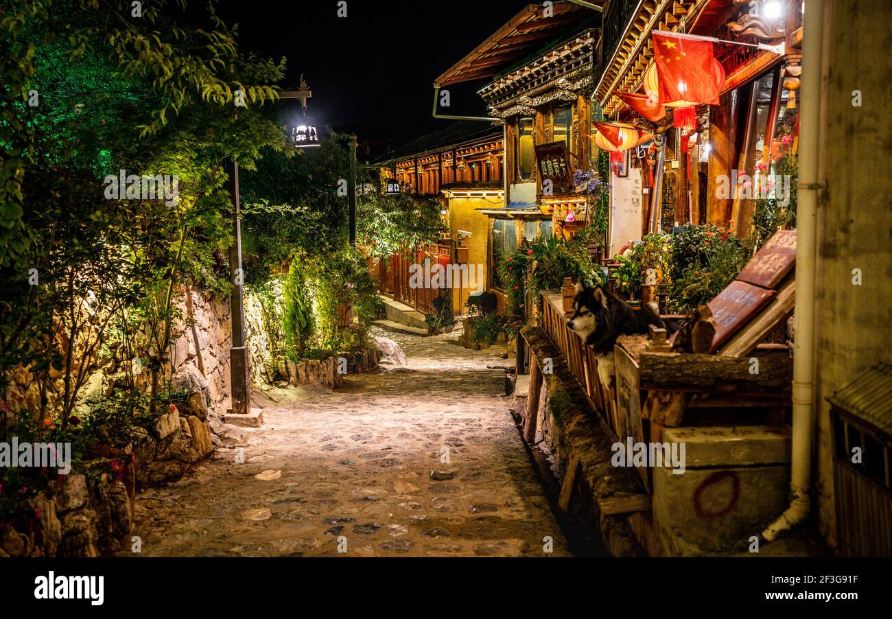 Shangrila China , 8. Oktober 2020 : Blick auf Dukezong tibetische Altstadt bei Nacht in Shangri-La Yunnan China Stockfoto