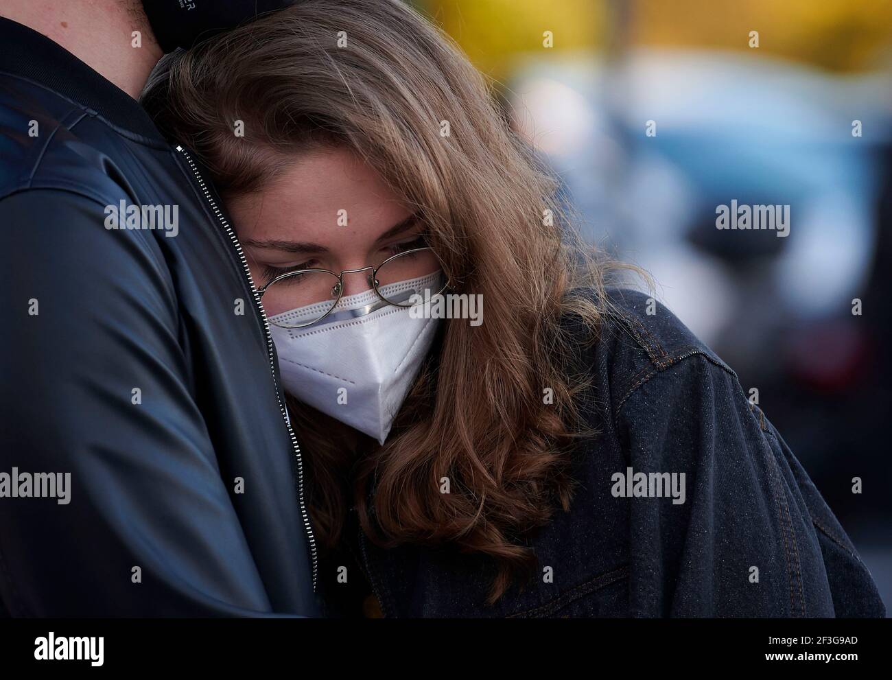 Valencia, Spanien. März 2021, 16th. Eine Frau mit Gesichtsmaske schmiegt sich an einen Mann in Valencia, Spanien, 16. März 2021. Die Gesamtzahl der Coronavirus-Fälle in Spanien ist bisher auf 3.195.062 gestiegen. Quelle: Pablo Morano/Xinhua/Alamy Live News Stockfoto