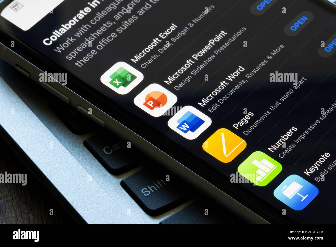 Office-Suites von Microsoft und Apple erstellt werden im App Store auf einem iPhone gesehen - Excel, PowerPoint, Word, Seiten, Zahlen, Und Keynotes. Stockfoto