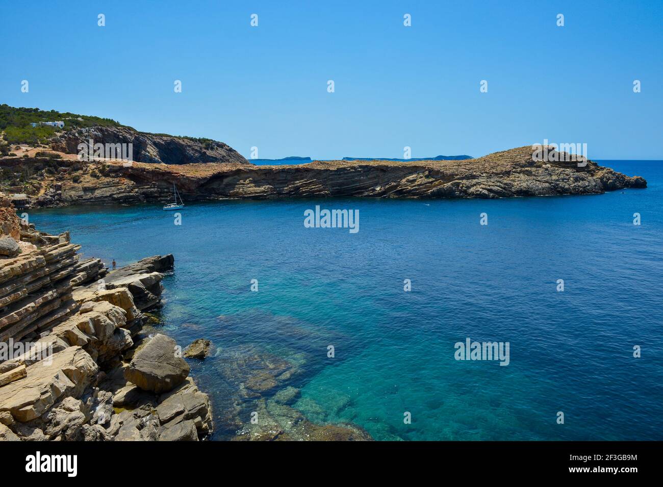 Ibiza, Spanien - 20. Juni 2014: Punta Galera eine der jungfräulichsten Gegenden der Insel Ibiza. Hier können Sie sich sonnen, schwimmen und FKK üben. Stockfoto