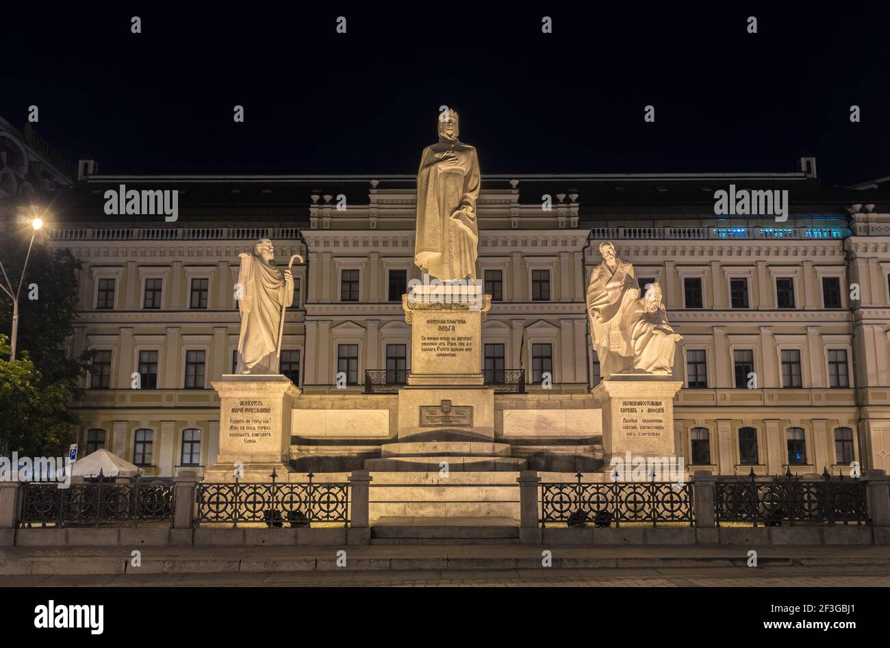 UKRAINE, KIEW - 9. August 2020. Denkmal für Prinzessin Olga, Apostel Andreas, Kyrill und Methodius in Kiew in der Nacht. Stockfoto