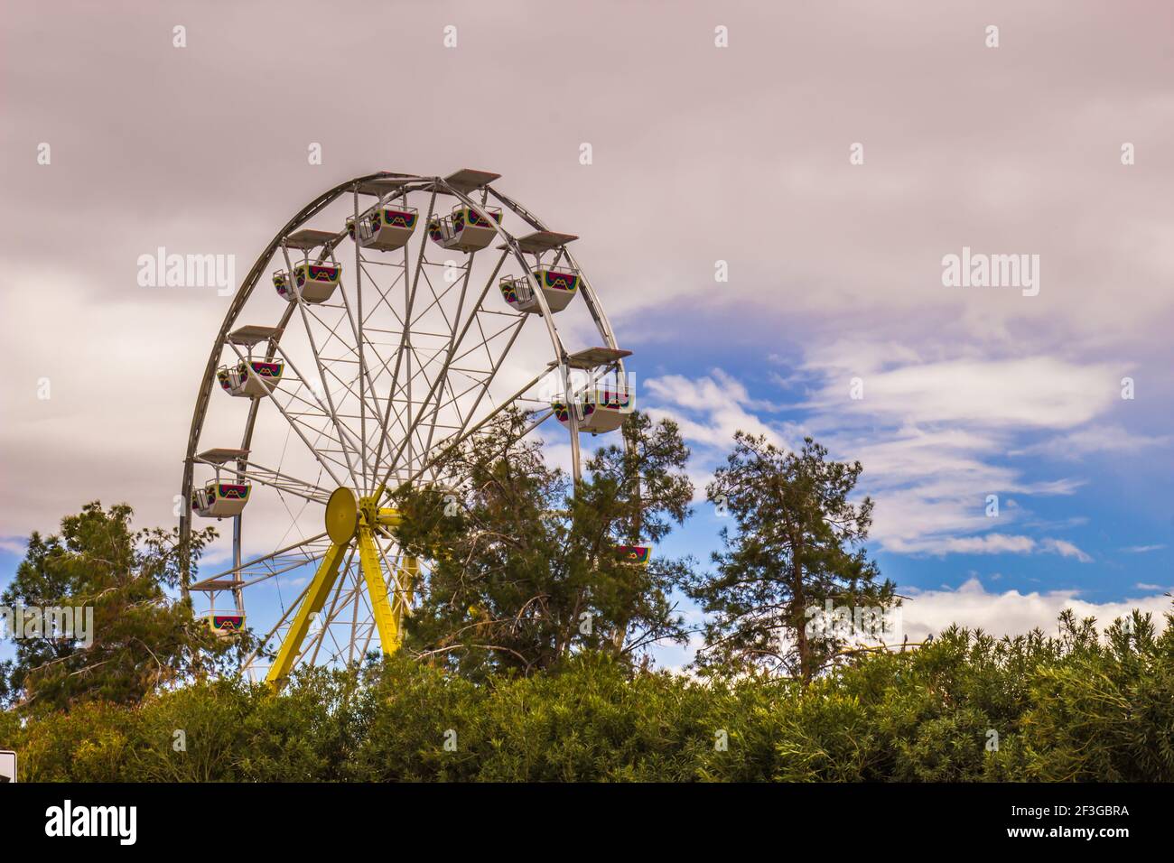 Teilweise Verstecktes Riesenrad Am Düsteren Wettertag Stockfoto