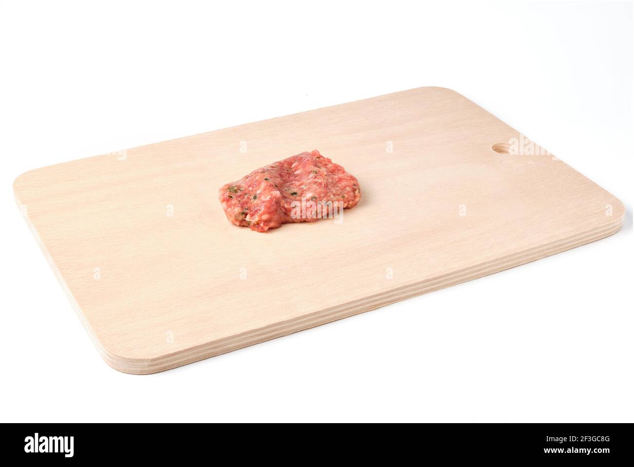 Roh hausgemachtes Schnitzel am Schneidebrett isoliert auf weiß Stockfoto
