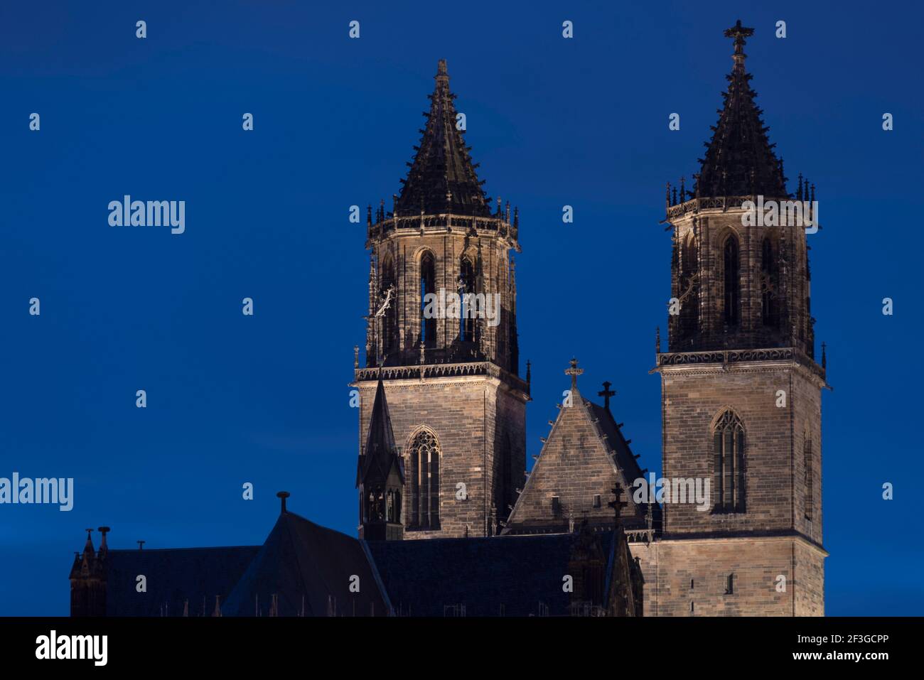 Magdeburg, Deutschland. März 2021, 14th. Die Türme des Magdeburger Doms zur blauen Stunde. Quelle: Stephan Schulz/dpa-Zentralbild/ZB/dpa/Alamy Live News Stockfoto