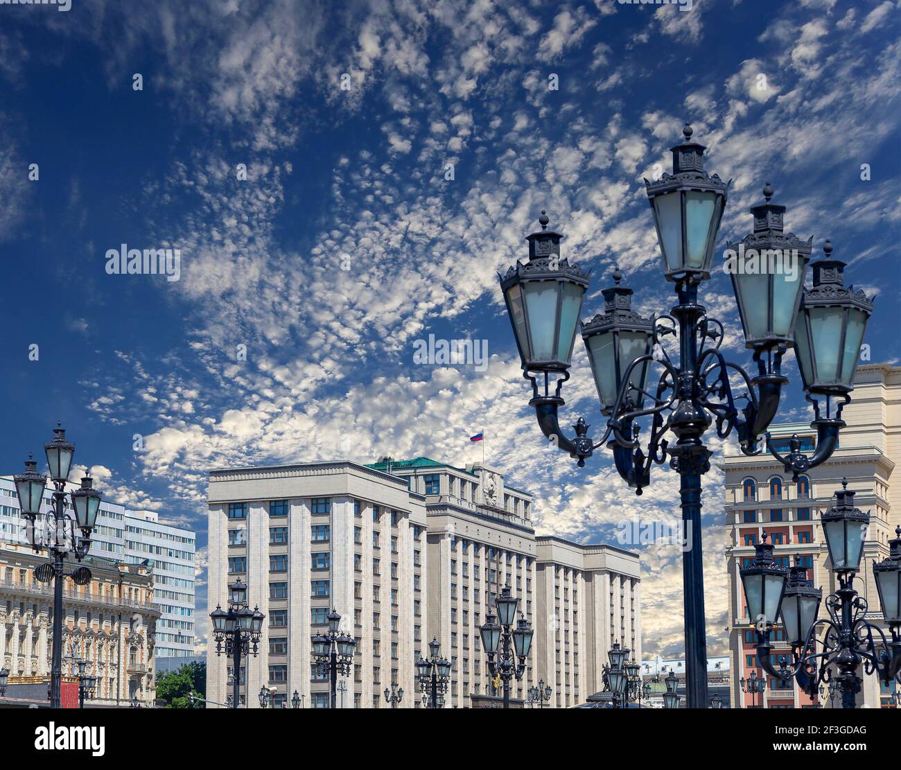 Gebäude der Staatsduma der Föderalen Versammlung der Russischen Föderation auf einer Wolke Hintergrund, Moskau, Russland Stockfoto