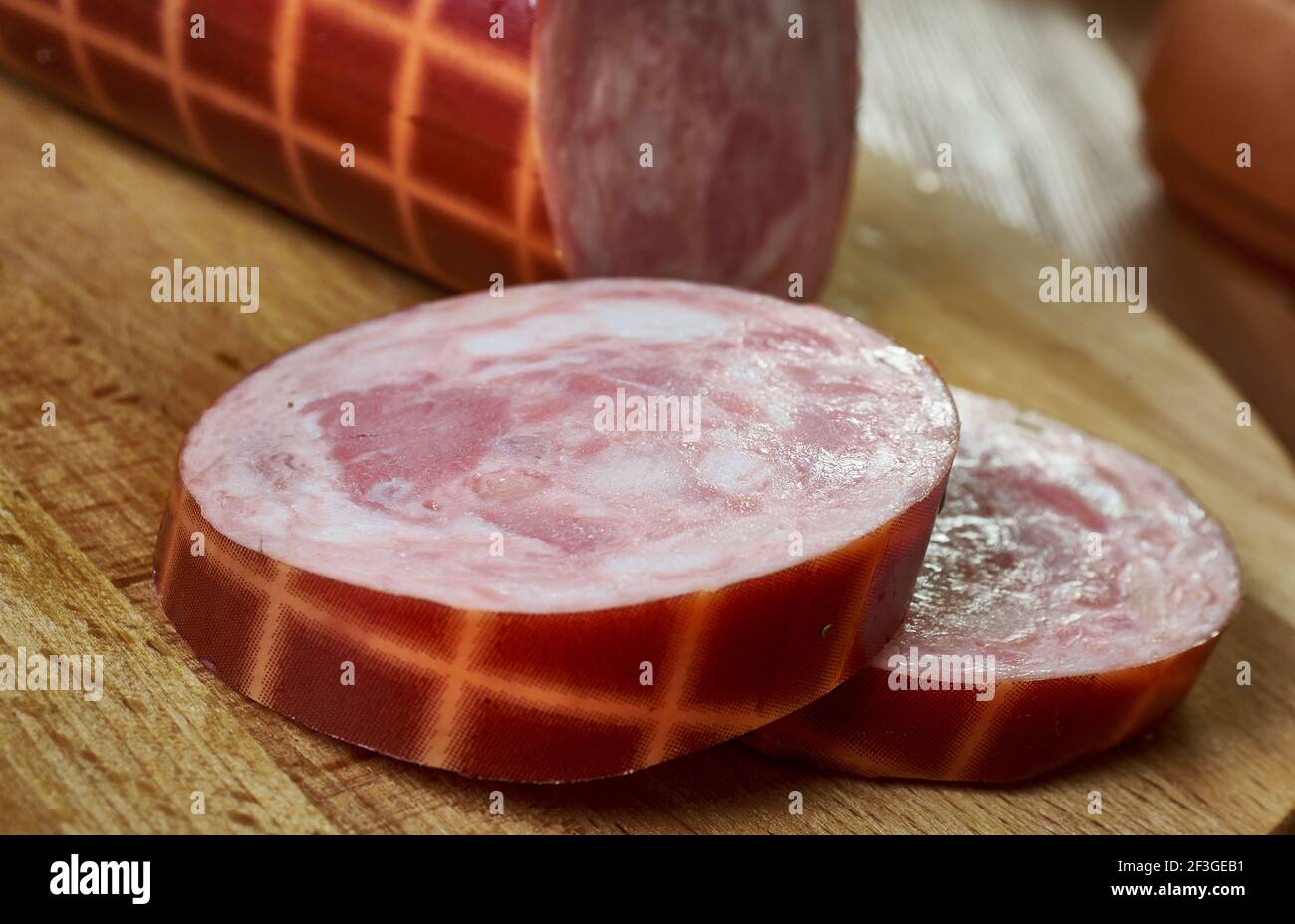 Prasky-Wurst - polnisch-amerikanische Art von grobgemahlener Sommerwurst oder Salami im Zusammenhang mit einer deutschen Thuringer-Wurst, Stockfoto