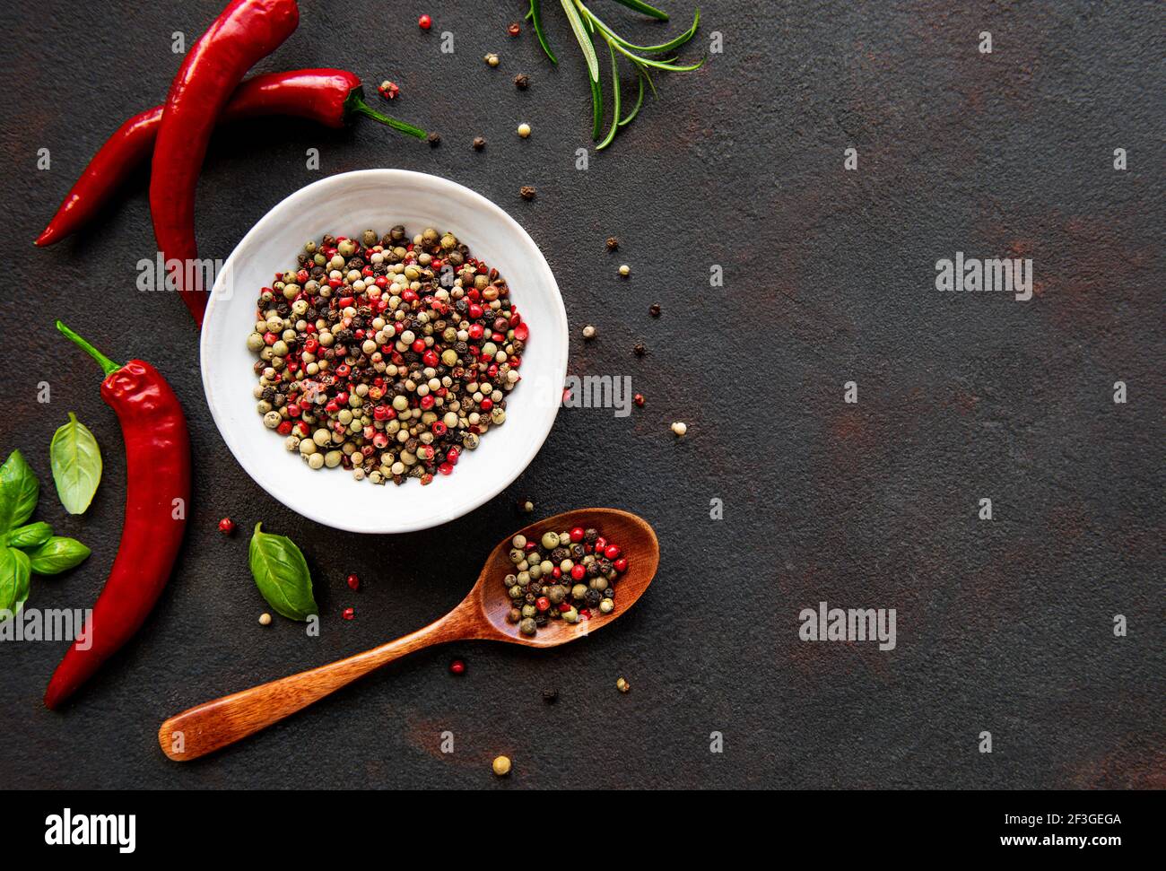 Rote Chili-Paprika-Hühneraugen und Schoten auf dunklem Hintergrund, Draufsicht Stockfoto