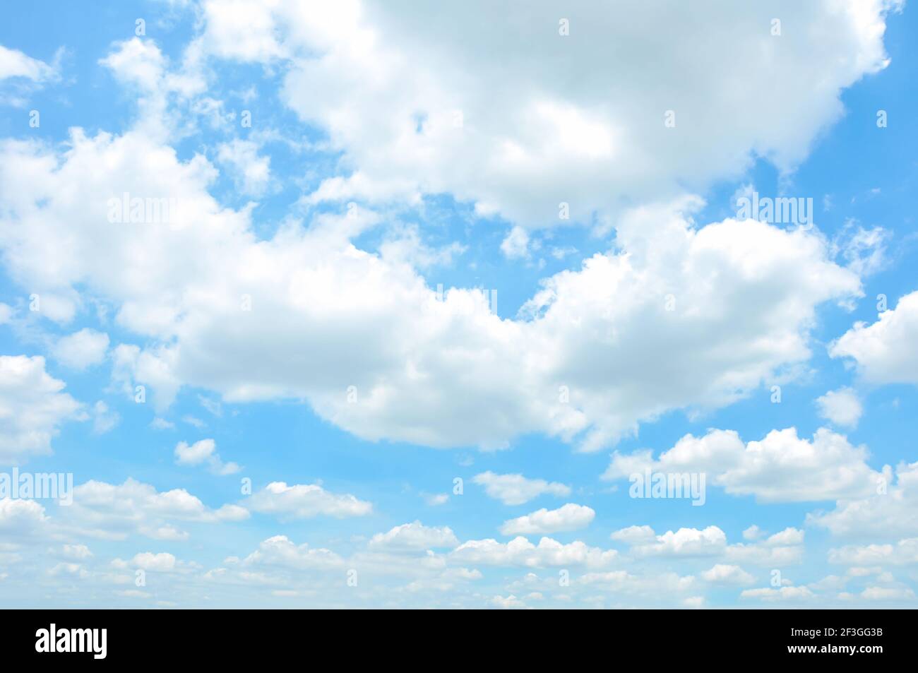 Schöner blauer Himmel & Wolken als natürlicher Hintergrund Stockfoto