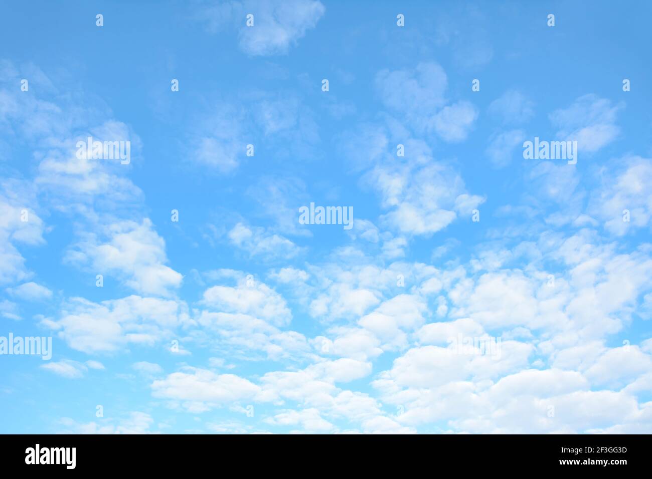 Blauer Himmel & Wolken als natürlicher Hintergrund Stockfoto