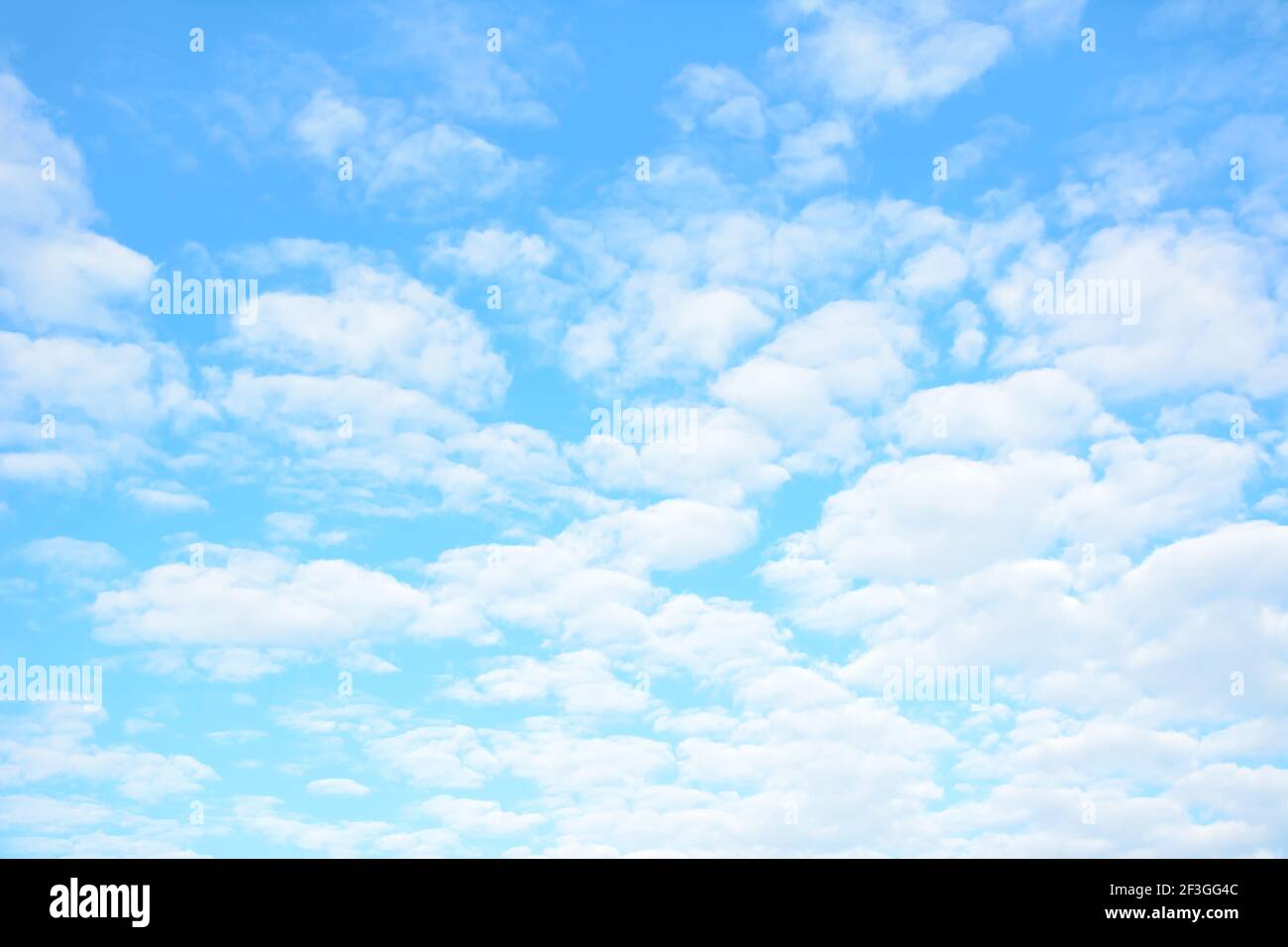 Blauer Himmel & Wolken als natürlicher Hintergrund Stockfoto
