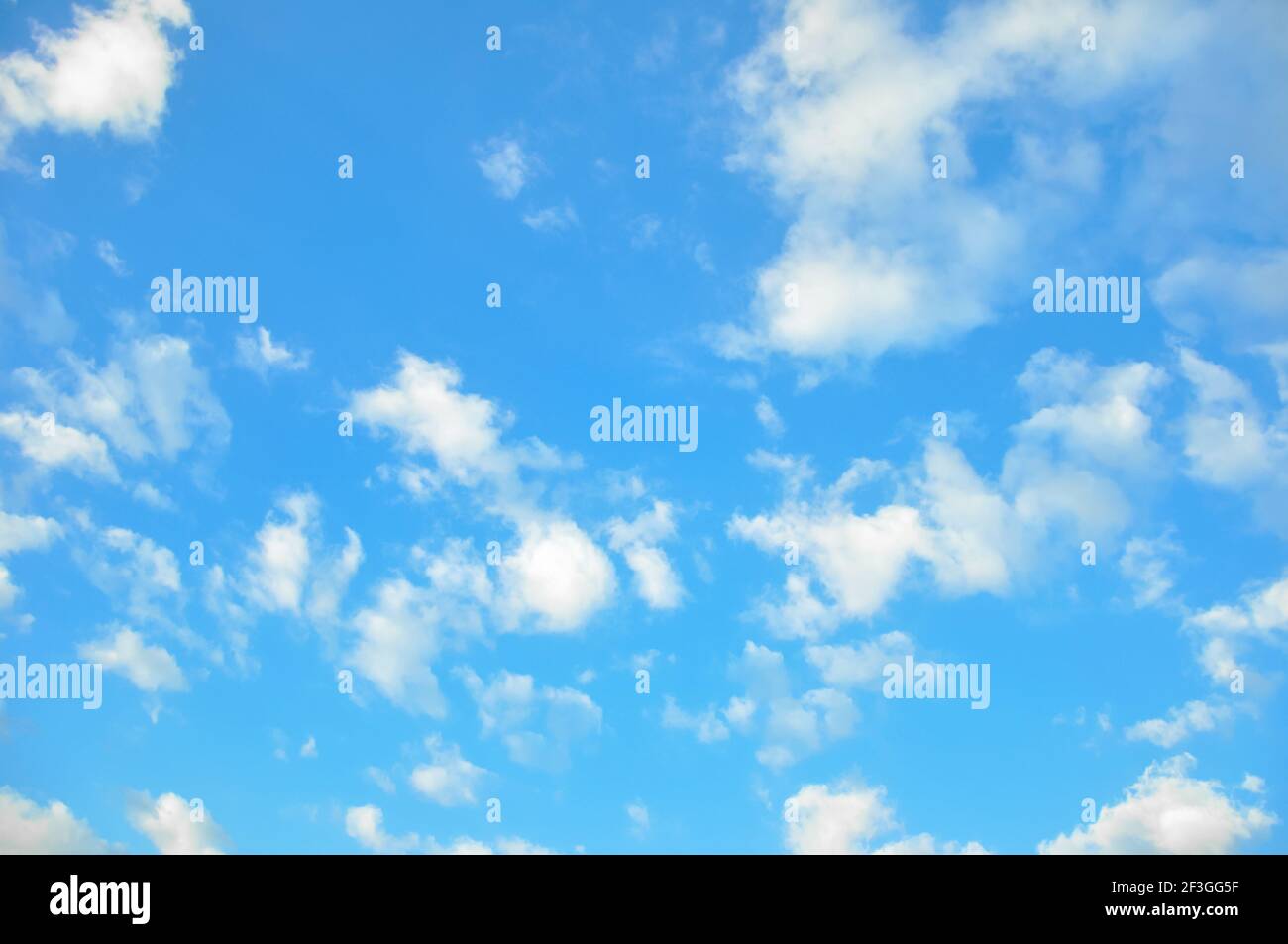 Vereinzelte Wolken am blauen Himmel Stockfoto