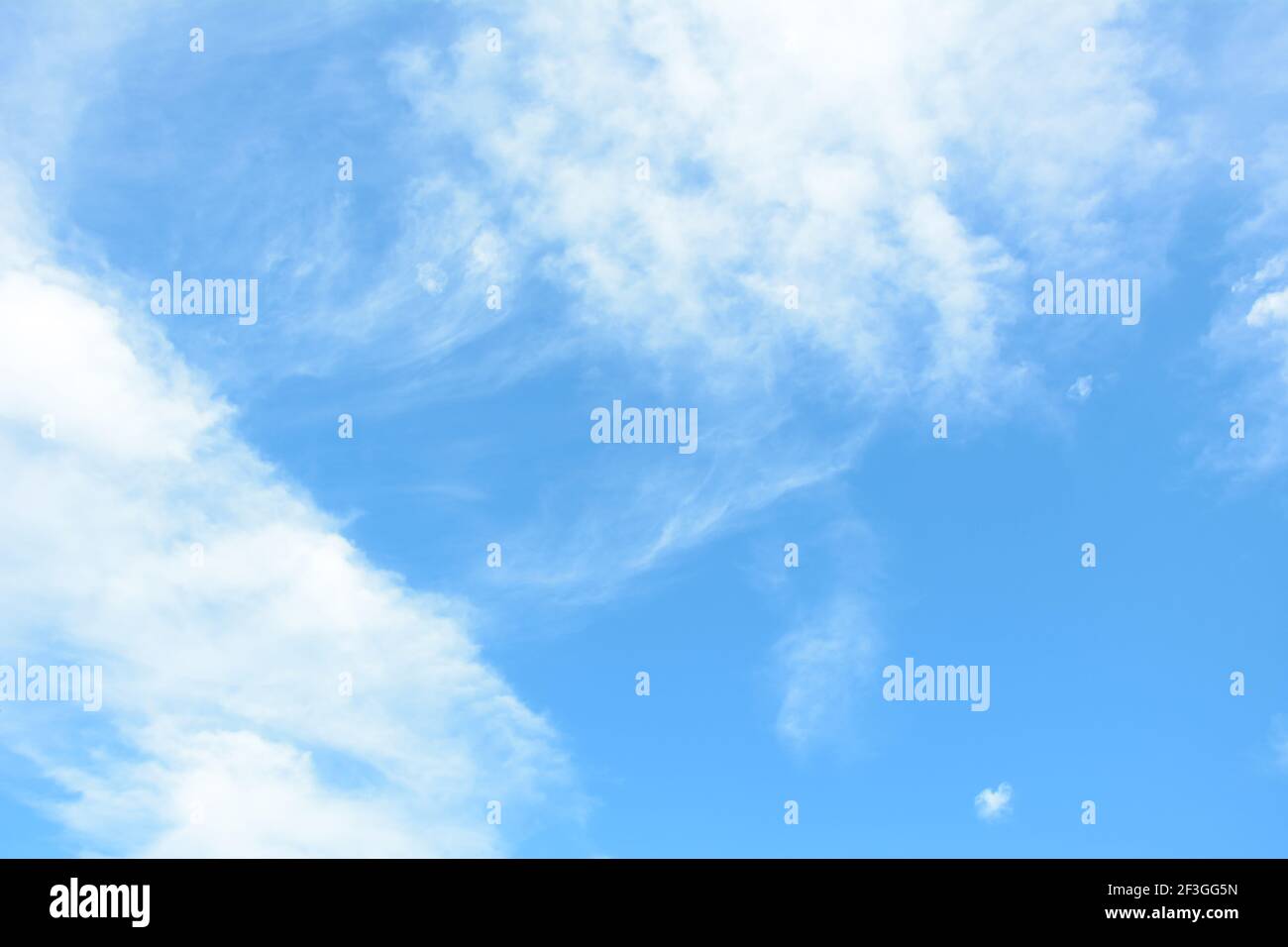 Schöner blauer Himmel & Wolken als natürlicher Hintergrund Stockfoto