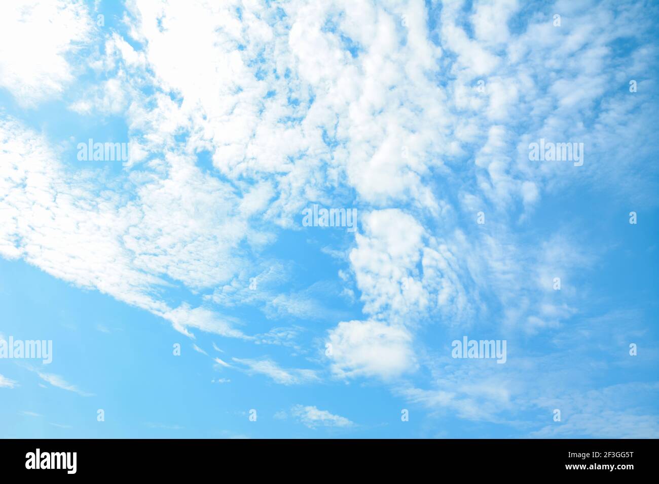 Schöner blauer Himmel & Wolken als natürlicher Hintergrund Stockfoto