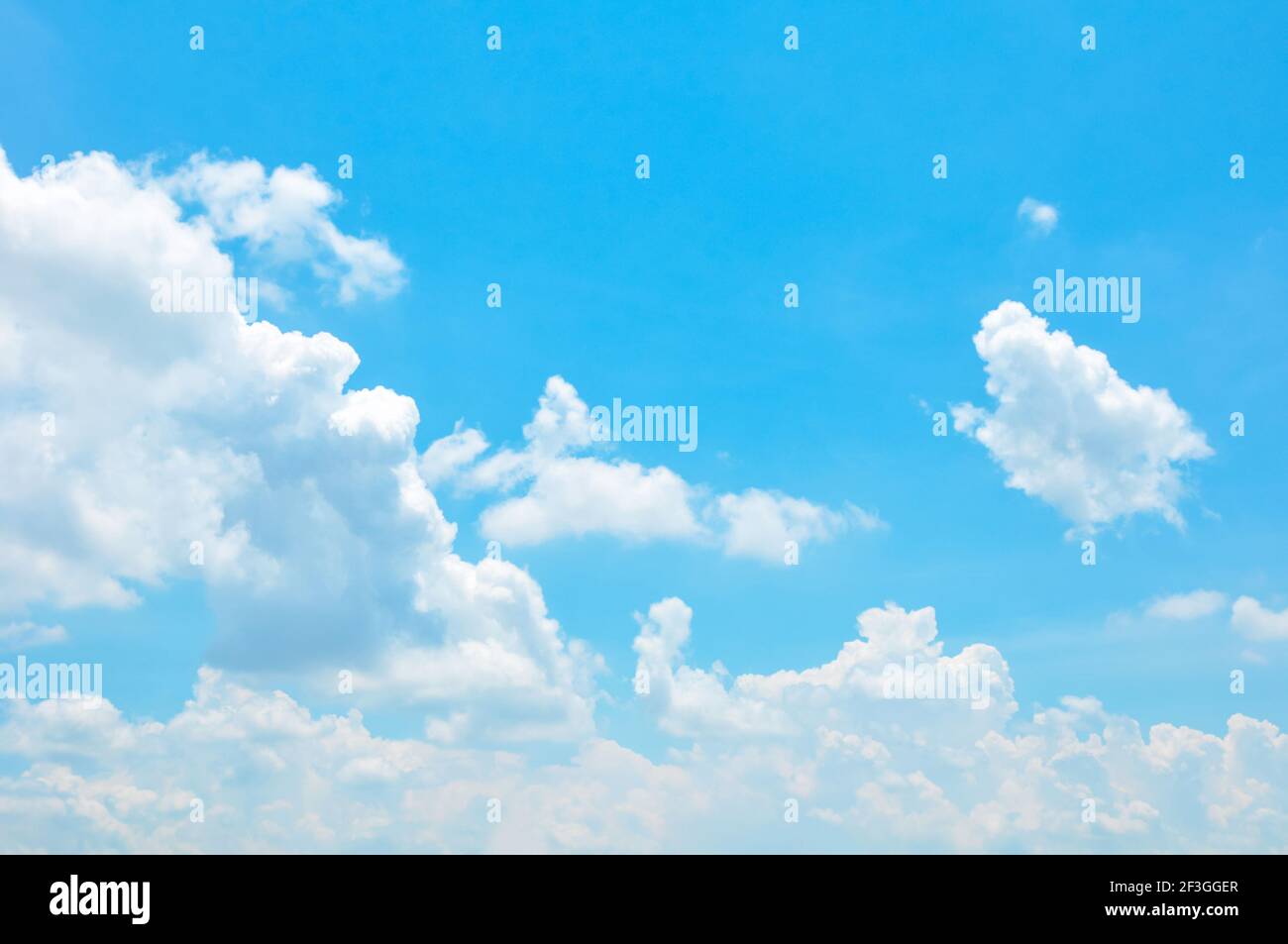 Schöne helle Sommer blauen Himmel und Wolken als Hintergrund Stockfoto