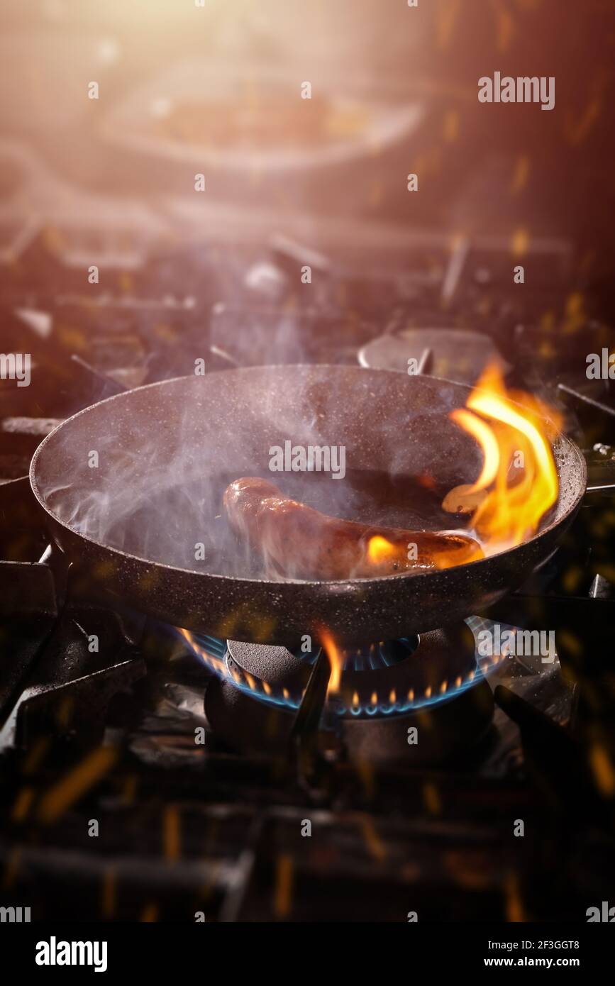 Flamme in der Pfanne Stockfoto