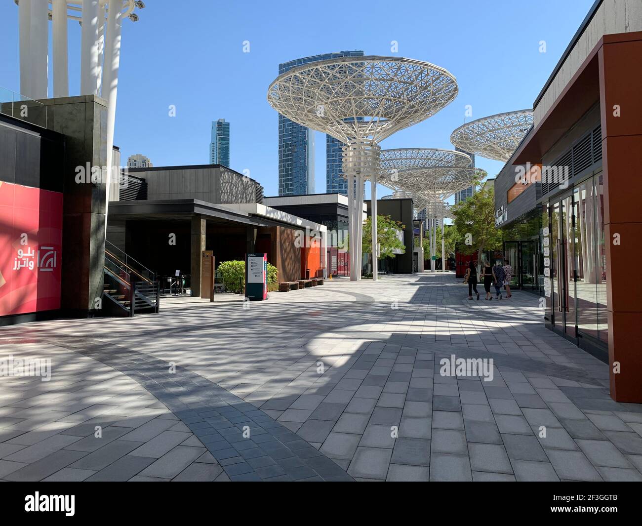 Dubai - VAE - 11. Dezember 2020: Wunderschönes Touristenviertel Bluewaters Island. Luxusviertel mit Geschäften, Kunst und Platz. Stockfoto