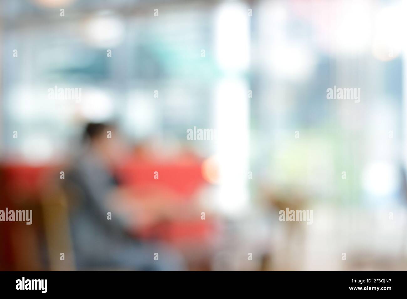 Verschwommener abstrakter Hintergrund aus dem Bild von Menschen, die im Kaffee sitzen Kaufen Stockfoto