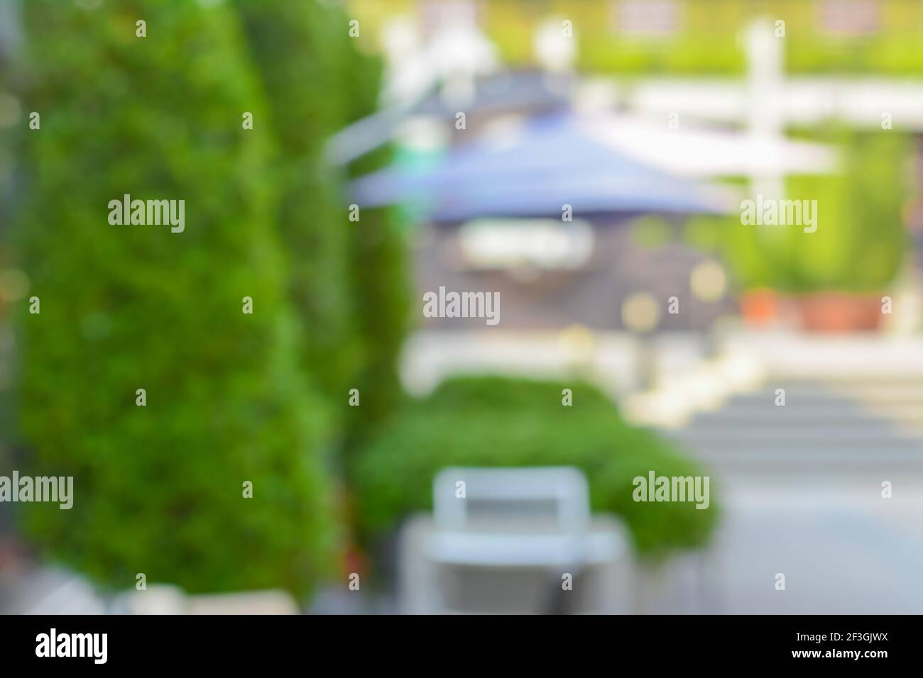 Verschwommener abstrakter Hintergrund des Cafés im Garten Stockfoto