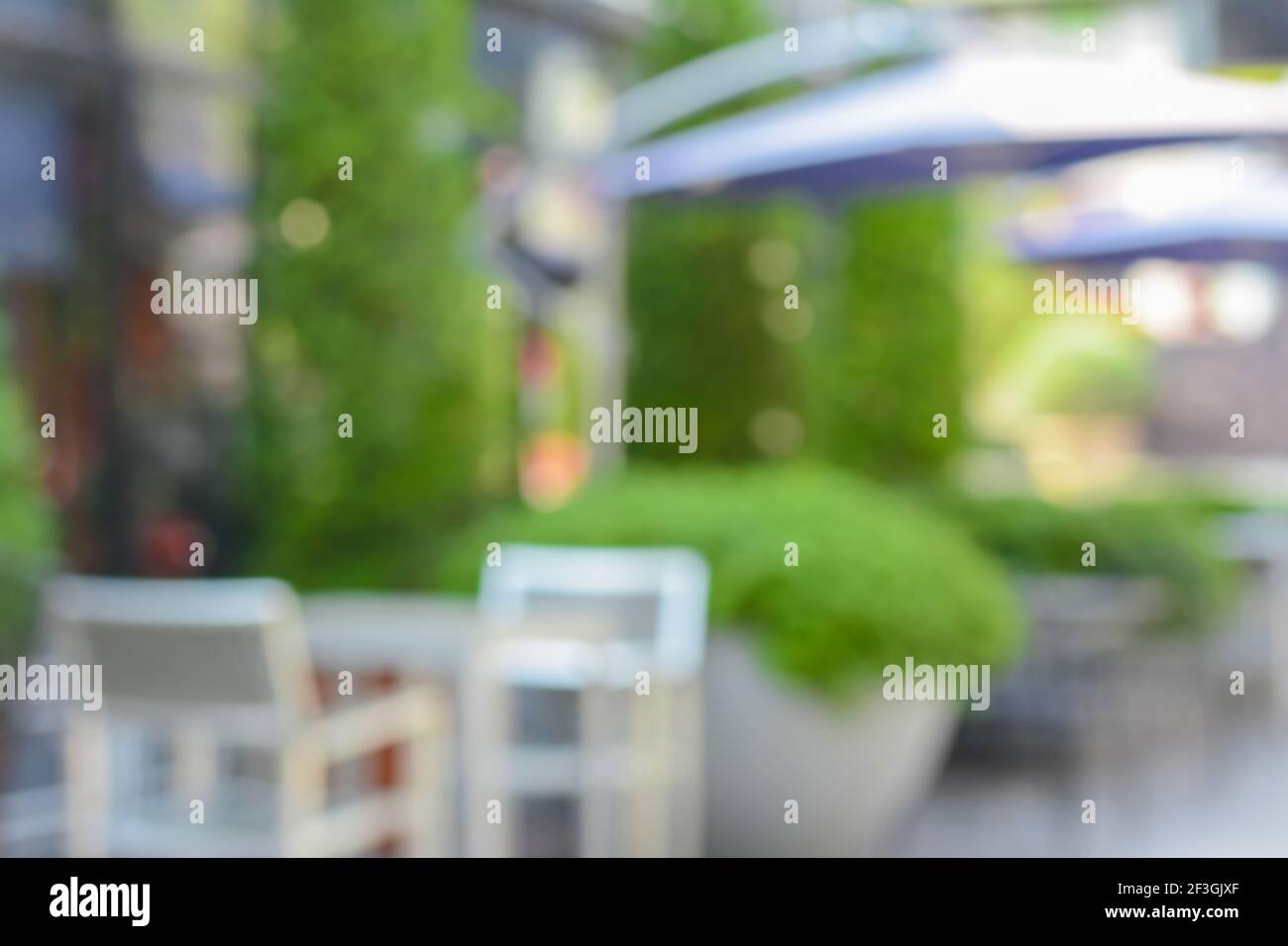 Verschwommener abstrakter Hintergrund des Cafés im Garten Stockfoto