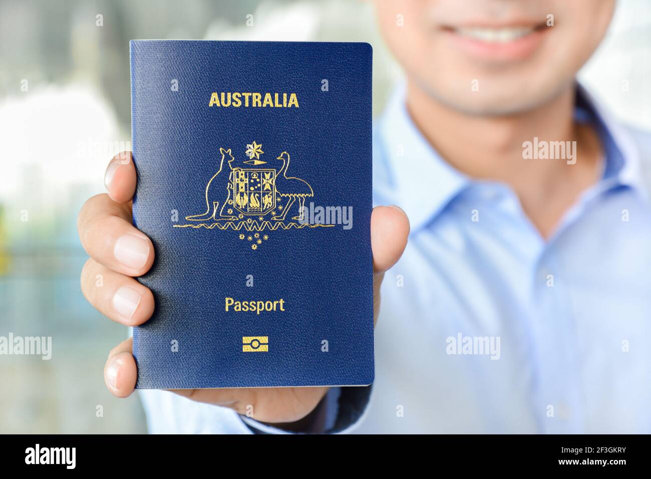 Ein Mann mit Reisepass (aus Australien) Stockfoto