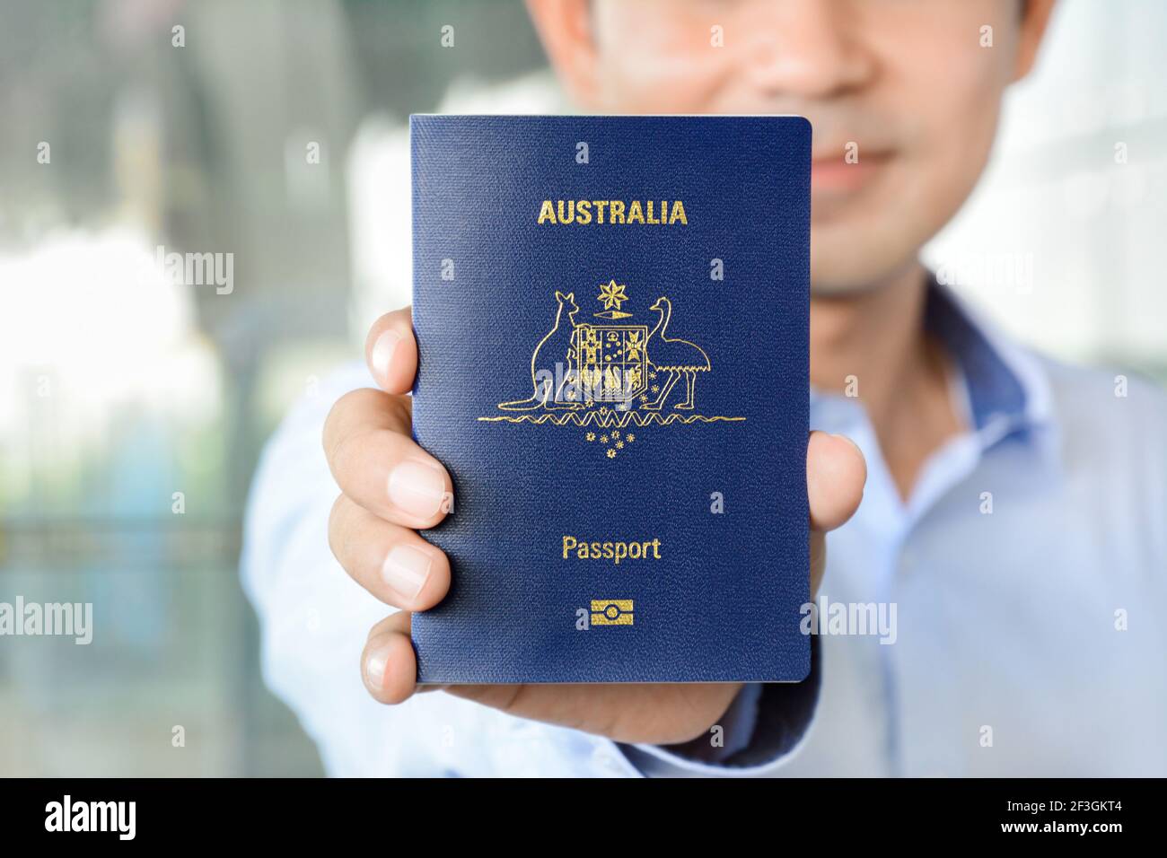 Ein Mann mit Reisepass (aus Australien) Stockfoto