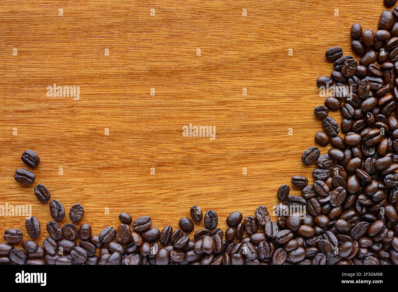 Geröstete Kaffeebohnen auf Holzhintergrund - Bordüre Stockfoto