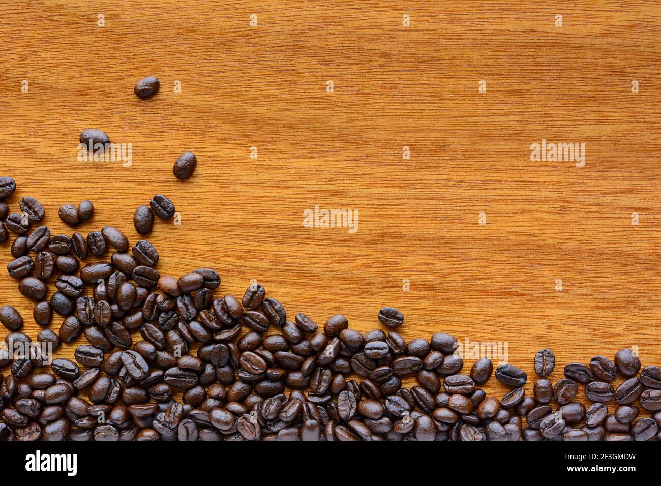 Geröstete Kaffeebohnen auf Holzhintergrund - Bordüre Stockfoto
