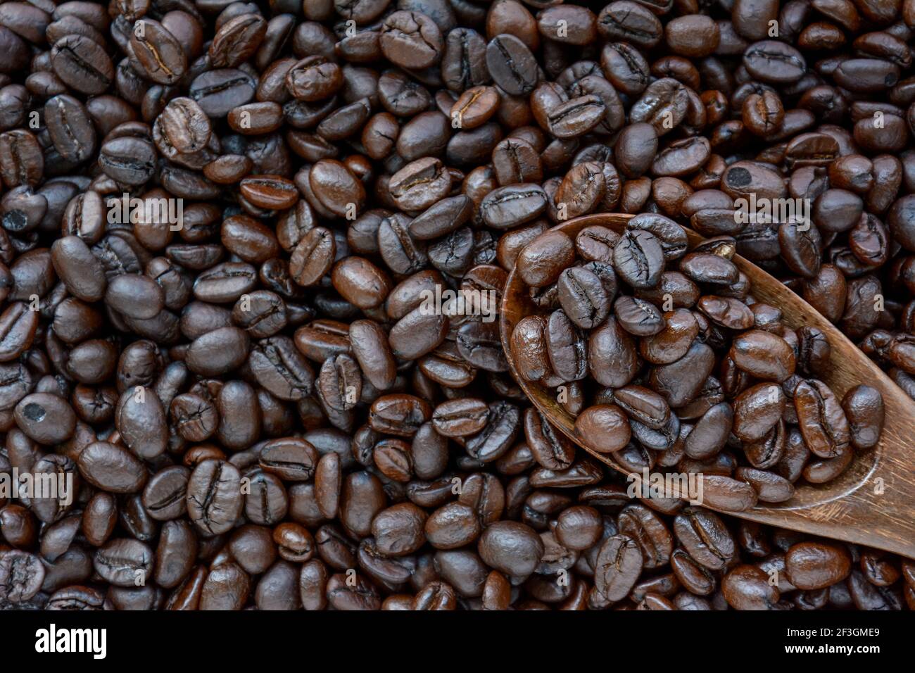 Löffel Kaffeebohnen auf Kaffeebohnenhaufen - Grenze Design Stockfoto