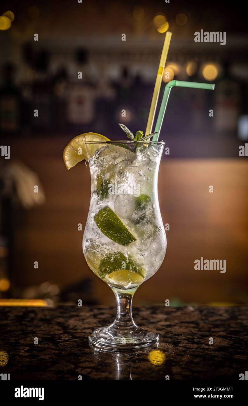 Cocktail Mit Gin Oder Wodka Kreuzworträtsel Gin oder wodka cocktail -Fotos und -Bildmaterial in hoher Auflösung – Alamy